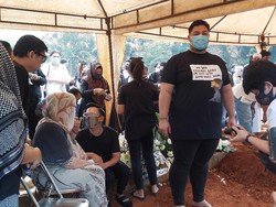 Pemakaman Ayah Ivan Gunawan Dipadati Warga