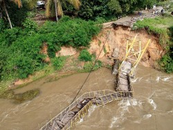 Detik-detik Jembatan di Gorontalo Ambruk, Putus Akses 2 Desa