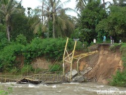 Abrasi Sungai, Jembatan Gantung Penghubung 2 Kecamatan di Gorontalo Ambruk