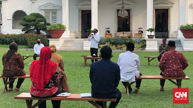 Presiden Joko Widodo memberi bantuan modal kerja bagi pedagang, Senin (13/7)