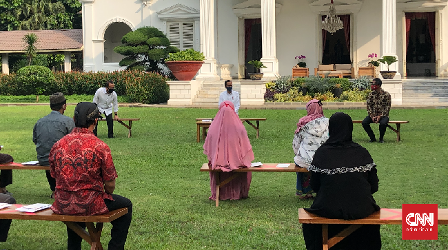 Presiden Joko Widodo memberi bantuan modal kerja bagi pedagang, Senin (13/7)
