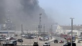 Kapal Perang AS Meledak Smoke rises from the USS Bonhomme Richard at Naval Base San Diego Sunday, July 12, 2020, in San Diego after an explosion and fire Sunday on board the ship at Naval Base San Diego. (AP Photo/Denis Poroy)