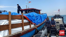 Kapal Selundupkan 300 Karung Baju Bekas Ilegal Diamankan