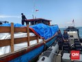 Kapal Selundupkan 300 Karung Baju Bekas Ilegal Diamankan