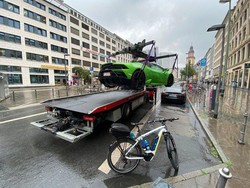 Rasain! Lamborghini Diciduk Gara-gara Parkir di Tempat Pengecasan Mobil Listrik