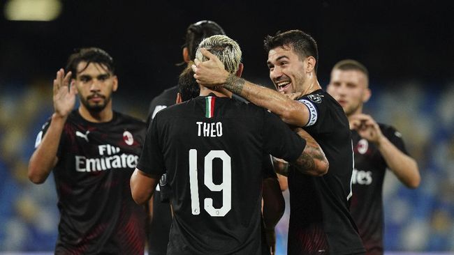 napoli vs ac milan AC Milan's Theo Hernandez (10) is congratulated after a goal against Napoli during a Serie A soccer match at San Paolo Stadium in Naples, Italy, Sunday, July 12, 2020. (Spada/LaPresse via AP)