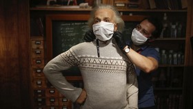 FOTO: Patung Lilin Madame Tussauds Turki Pakai Masker