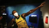 patung Madame Tussauds turki pakai masker In order to raise awareness against the spread of the coronavirus, a mask is placed on the wax figure of Jamaica's Usain Bolt at Madame Tussauds attraction in Istanbul, Saturday, July 11, 2020. Turkish authorities have made the wearing of masks mandatory in most of the country to curb the spread of COVID-19 following an uptick in confirmed cases since the reopening of many businesses. (AP Photo/Emrah Gurel)