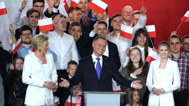 Polish President Andrzej Duda addresses supporters as exit poll results were announced during the presidential election in Pultusk, Poland, on July 12, 2020. - Poland's right-wing head of state Andrzej Duda was ahead by a tiny margin in the presidential run-off against Warsaw's liberal mayor, an exit poll on on July 12, 2020 showed, starting a tense wait for the official results (Photo by JANEK SKARZYNSKI / AFP)