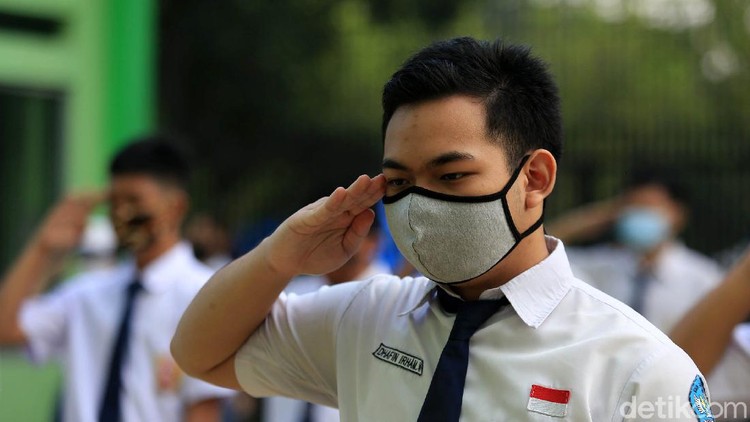 SMAN 2 Kota Bekasi Mulai Tahun Ajaran Baru dengan Protokol Kesehatan Tahun Ajaran Baru 2020/2021 dimulai hari ini. Siswa-siswi di SMA Negeri 2 Kota Bekasi, Jawa Barat pun mengikuti apel Masa Pengenalan Lingkungan Sekolah (MPLS) Tahun Ajaran 2020/2021.