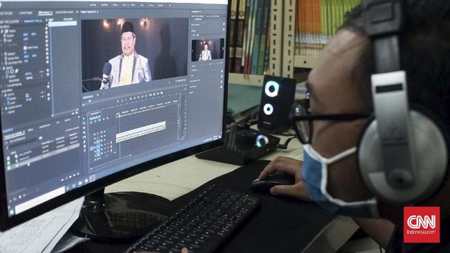 Wisuda Virtual Sekolah Madrasah The A-Team bekerja melakukan penyuntingan rekaman audio-visual di perpustakaan sekolah.