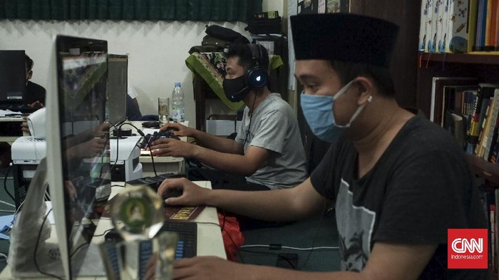 The A-Team bekerja melakukan penyuntingan rekaman audio-visual di perpustakaan sekolah.