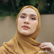 5 Inspirasi Gaya Makeup Simpel Tapi Menawan ala Dwi Handayani