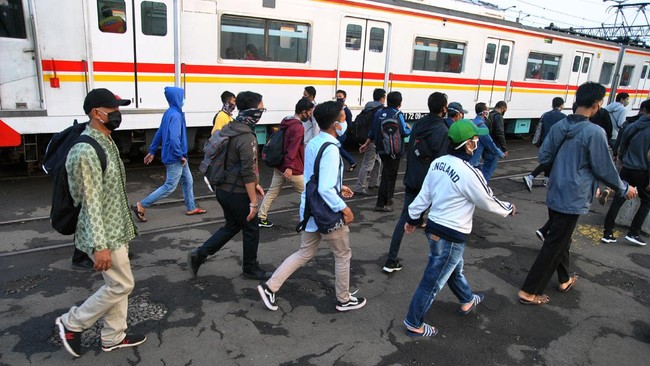 PT Kereta Commuter Indonesia (KCI) mencatat kenaikan jumlah penumpang KRL pada Senin (27/7) pagi di berbagai titik.