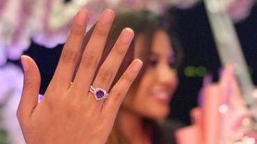 img-title Jelang Pernikahan, Aurel Hermansyah Hilangkan Cincin Tunangan