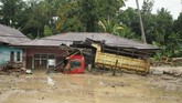 BANJIR BANDANG LUWU UTARA Sebuah truk milik warga terendam lumpur akibat banjir bandang di Desa Radda, Kabupaten Luwu Utara, Sulawesi Selatan, Selasa (14/7/2020). Petugas BPBD Sulawesi Selatan masih menginventarisasi kerugian akibat banjir bandang pada Senin, 13 Juli 2020 yang mengakibatkan puluhan rumah terbawa arus, dua orang meninggal dan tujuh orang hilang. ANTARA FOTO/Indra/wpa/foc.