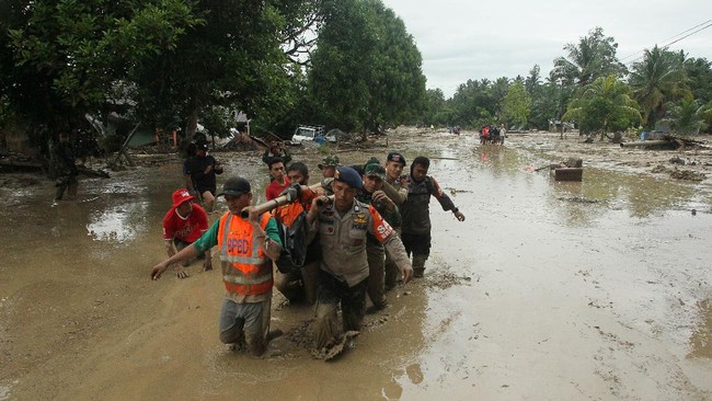 Petugas gabungan mengevakuasi korban banjir bandang di Desa Radda, Kabupaten Luwu Utara, Sulawesi Selatan, Selasa (14/7/2020). Petugas BPBD Sulawesi Selatan masih menginventarisasi kerugian akibat banjir bandang pada Senin, 13 Juli 2020 yang mengakibatkan puluhan rumah terbawa arus, dua orang meninggal dan tujuh orang hilang. ANTARA FOTO/Indra/wpa/foc.