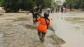 BANJIR BANDANG LUWU UTARA Petugas SAR dan warga melintasi lumpur akibat banjir bandang di Desa Radda, Kabupaten Luwu Utara, Sulawesi Selatan, Selasa (14/7/2020). Petugas BPBD Sulawesi Selatan masih menginventarisasi kerugian akibat banjir bandang pada Senin, 13 Juli 2020 yang mengakibatkan puluhan rumah terbawa arus, dua orang meninggal dan tujuh orang hilang. ANTARA FOTO/Indra/wpa/foc.