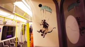Corat-coret Kereta di London, Banksy Bersuara Soal Masker