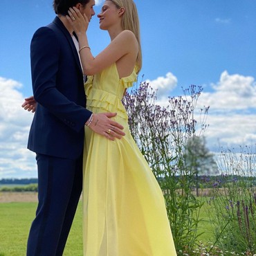 Gaun Tunangan Rp26,6 Juta Nicola Peltz Hasil Karya Victoria Beckham