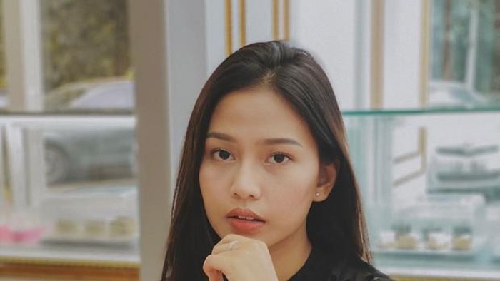Tak sembarangan, Dara rela mengeluarkan biaya hingga ratusan juta rupiah demi mendapatkan bentuk hidung impiannya. Dia juga memilih dr Tompi untuk membetulkan bentuk hidungnya tersebut. (Foto: https://www.instagram.com/daraarafah/)