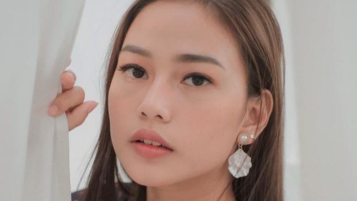 Gadis kelahiran 28 Februari ini sebenarnya memilih wajah cantik khas Indonesia. Berwajah cantik dengan rambut panjangnya, Dara Arafah kerap banjir pujian dari netizen. Sayangnya, pasca jalani rhinoplasty, prosedur operasi untuk merekonstruksi bentuk hidungnya, Dara Arafah banjir hujatan netizen. (Foto: https://www.instagram.com/daraarafah/)