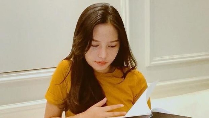 Dara Arafah menuai pro dan kontra pasca pengakuannya jalani operasi plastik. Beberapa waktu lalu, selebgram cantik ini mengakui tengah menjalani prosedur rhinoplasty untuk memperbaiki bentuk hidungnya.Keputusan untuk operasi plastik adalah impian Dara Arafah sejak duduk di bangku SMA. Dia selalu merasa tak percaya diri dengan bentuk hidungnya yang dianggapnya miring. (Foto: https://www.instagram.com/daraarafah/)