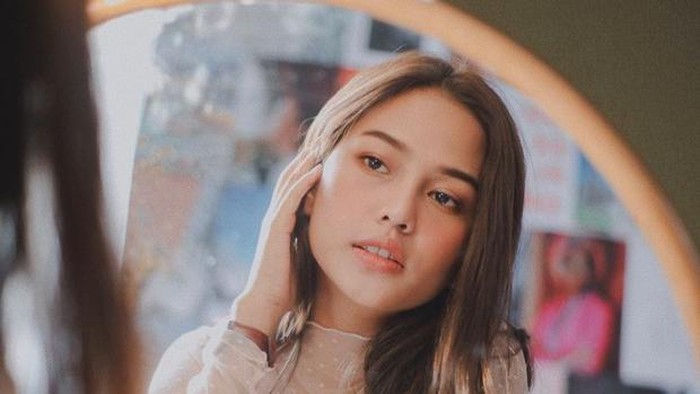 Punya mata lembut dan tatapan yang ramah, penampilan Dara arafah dengan blouse hitam ini dipuji mirip Jennie Blackpink.(Foto: https://www.instagram.com/daraarafah/)