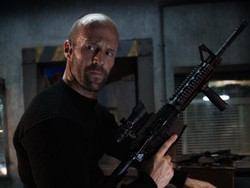 Ulah Jason Statham Bikin Kesel Tetangga: Parkir Heli di Halaman