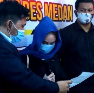 Pakai Kerudung, Hana Hanifah: Saya Mohon Maaf Pada Orang Tua Saya