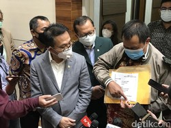 Video MAKI Serahkan Dokumen Surat Jalan Djoko Tjandra ke DPR