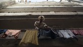 Grup LGBTQ Brazil Bersembunyi dari Virus Corona di Gedung Copacabana Transgender Alex hangs clothes out to dry at the squat known as Casa Nem in Rio de Janeiro, Brazil, Wednesday, July 8, 2020. In 2016, members of the LGBTQ community led by Indianara Siqueira took over the balconied building with small bedrooms, shared bathrooms and a big common kitchen. (AP Photo/Silvia Izquierdo)