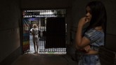 Grup LGBTQ Brazil Bersembunyi dari Virus Corona di Gedung Copacabana A resident of the squat Casa Nem waits at the entrance for a delivery of donated furniture, in Rio de Janeiro, Brazil, Wednesday, July 8, 2020. The six-floor building is home to members of the LGBTQ community riding out the pandemic behind closed doors. (AP Photo/Silvia Izquierdo)