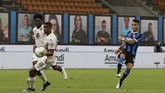 Inter Milan vs Torino di Liga Italia Inter Milan's Lautaro Martinez, right, scores his side's third goal during a Serie A soccer match between Inter Milan and Torino, at the San Siro stadium in Milan, Italy, Monday, July 13, 2020. (AP Photo/Luca Bruno