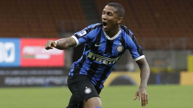 Bintang Inter Milan Ashley Young dinyatakan positif terinfeksi virus corona, Minggu (11/10). Young jadi pemain Inter keenam yang terpapar Covid-19.