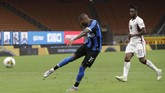 Inter Milan vs Torino di Liga Italia Inter Milan's Ashley Young scores his side's opening goal during a Serie A soccer match between Inter Milan and Torino, at the San Siro stadium in Milan, Italy, Monday, July 13, 2020. (AP Photo/Luca Bruno