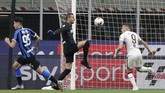 Inter Milan vs Torino di Liga Italia Torino's Andrea Belotti, right, scores his side's opening goal during a Serie A soccer match between Inter Milan and Torino, at the San Siro stadium in Milan, Italy, Monday, July 13, 2020. (AP Photo/Luca Bruno