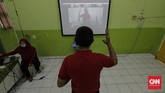 Kegiatan Pelajaran Jarak Jauh di Sekolah Guru mengajar senam secara virtual di SD Yasporbi I Pancoran, Jakarta, Selasa, 14 Juli 2020. Dalam masa PSBB transisi, sekolah di Jakarta masih melakukan kegiatan Pelajaran Jarak Jauh (PJJ) untuk mecegah penyebaran COVID-19 di lingkungan sekolah.