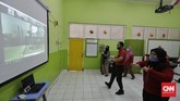 Kegiatan Pelajaran Jarak Jauh di Sekolah Guru mengajar senam secara virtual di SD Yasporbi I Pancoran, Jakarta, Selasa, 14 Juli 2020. Dalam masa PSBB transisi, sekolah di Jakarta masih melakukan kegiatan Pelajaran Jarak Jauh (PJJ) untuk mecegah penyebaran COVID-19 di lingkungan sekolah.