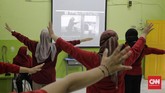 Kegiatan Pelajaran Jarak Jauh di Sekolah Guru mengajar senam secara virtual di SD Yasporbi I Pancoran, Jakarta, Selasa, 14 Juli 2020. Dalam masa PSBB transisi, sekolah di Jakarta masih melakukan kegiatan Pelajaran Jarak Jauh (PJJ) untuk mecegah penyebaran COVID-19 di lingkungan sekolah.
