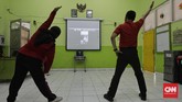 Kegiatan Pelajaran Jarak Jauh di Sekolah Guru mengajar senam secara virtual di SD Yasporbi I Pancoran, Jakarta, Selasa, 14 Juli 2020. Dalam masa PSBB transisi, sekolah di Jakarta masih melakukan kegiatan Pelajaran Jarak Jauh (PJJ) untuk mecegah penyebaran COVID-19 di lingkungan sekolah.