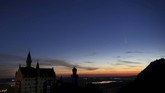 Komet Neowise The comet Neowise or C/2020 F3 can be seen before sunrise behind Neuschwanstein Castle in Schwangau, Bavaria, Germany, early Tuesday, July 14, 2020. (Karl-Josef Hildenbrand/dpa via AP)