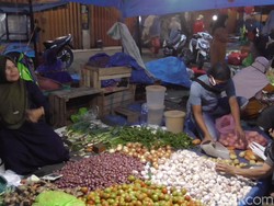 Tetap Dagang Meski Pasar Ditutup karena Corona, Pedagang di Polman Dirazia