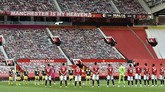 Manchester United vs Southampton Players observe a minutes silence ahead of he English Premier League soccer match between Manchester United and Southampton at Old Trafford in Manchester, England, Monday, July 13, 2020. (AP Photo/Peter Powell,Pool)
