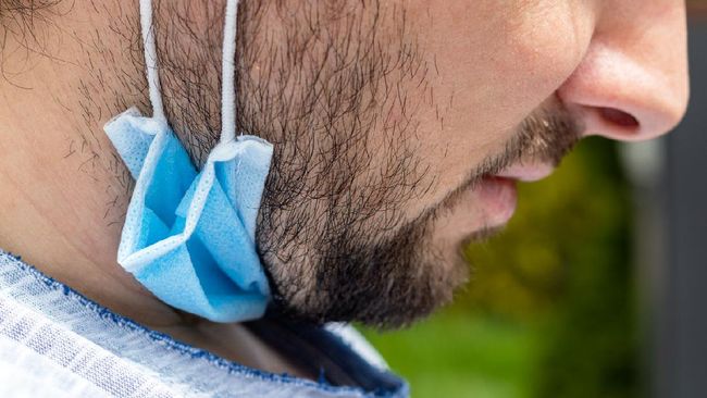 menggunakan masker didagu menggunakan masker didagu