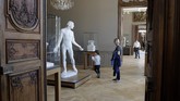 Museum Rodin Dibuka Kembali Travelers visit the Rodin museum in Paris Tuesday, July 7, 2020. The Musee Rodin is reopening this morning albeit with a worrying loss of visitors and income caused by the four-months closure. Museum director, Catherine Chevillot, estimates the loss incurred by the crisis to be around 4.4 million euros (4.9 US dollars) and alleviated by the 1.4 million euro sales of bronze editions of Rodin statues. The museum doesn't sell Rodin statue originals but can sell 12 bronze replica editions of each of them, as it has been for 100 years. (AP Photo/Christophe Ena)
