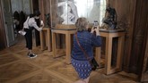 Museum Rodin Dibuka Kembali Visitors take pictures at the Rodin museum in Paris Tuesday, July 7, 2020. The Musee Rodin is reopening this morning albeit with a worrying loss of visitors and income caused by the four-months closure. Museum director, Catherine Chevillot, estimates the loss incurred by the crisis to be around 4.4 million euros (4.9 US dollars) and alleviated by the 1.4 million euro sales of bronze editions of Rodin statues. The museum doesn't sell Rodin statue originals but can sell 12 bronze replica editions of each of them, as it has been for 100 years. (AP Photo/Christophe Ena)