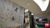 Panjat Tebing di Mal Pengunjung mencoba olah raga panjat dinding alias Wall Climbing yang disediakan salah satu Pusat Perbelanjaan di Jakarta. Selasa, 14 Juli 2020. Olahraga teratur menjadi cara untuk menjaga kesehatan, kebugaran, dan daya tahan tubuh dikala Pandemi Corona. (CNN Indonesia/ Adhi Wicaksono)
