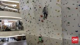 Panjat Tebing di Mal Pengunjung mencoba olah raga panjat dinding alias Wall Climbing yang disediakan salah satu Pusat Perbelanjaan di Jakarta. Selasa, 14 Juli 2020. Olahraga teratur menjadi cara untuk menjaga kesehatan, kebugaran, dan daya tahan tubuh dikala Pandemi Corona. (CNN Indonesia/ Adhi Wicaksono)