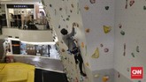 Panjat Tebing di Mal Pengunjung mencoba olah raga panjat dinding alias Wall Climbing yang disediakan salah satu Pusat Perbelanjaan di Jakarta. Selasa, 14 Juli 2020. Olahraga teratur menjadi cara untuk menjaga kesehatan, kebugaran, dan daya tahan tubuh dikala Pandemi Corona. (CNN Indonesia/ Adhi Wicaksono)